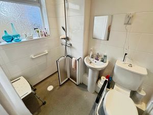 Shower room- click for photo gallery